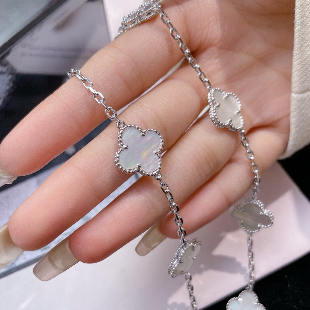 Aura CLOVER 10 MOTIFS WHITE MOTHER OF PEARL NECKLACE