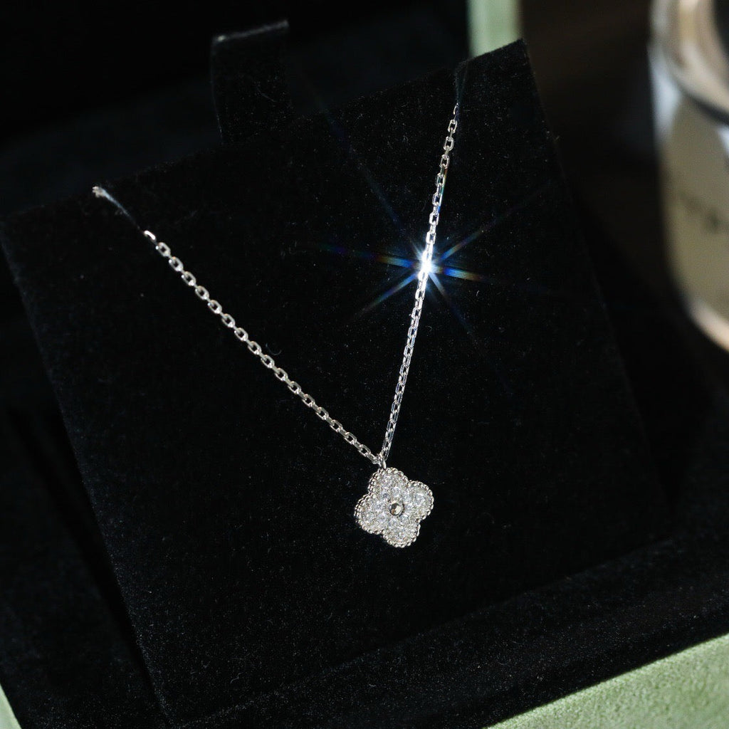Aura CLOVER MINI 9,5MM ANHÄNGER DIAMANTENHALSKETTE