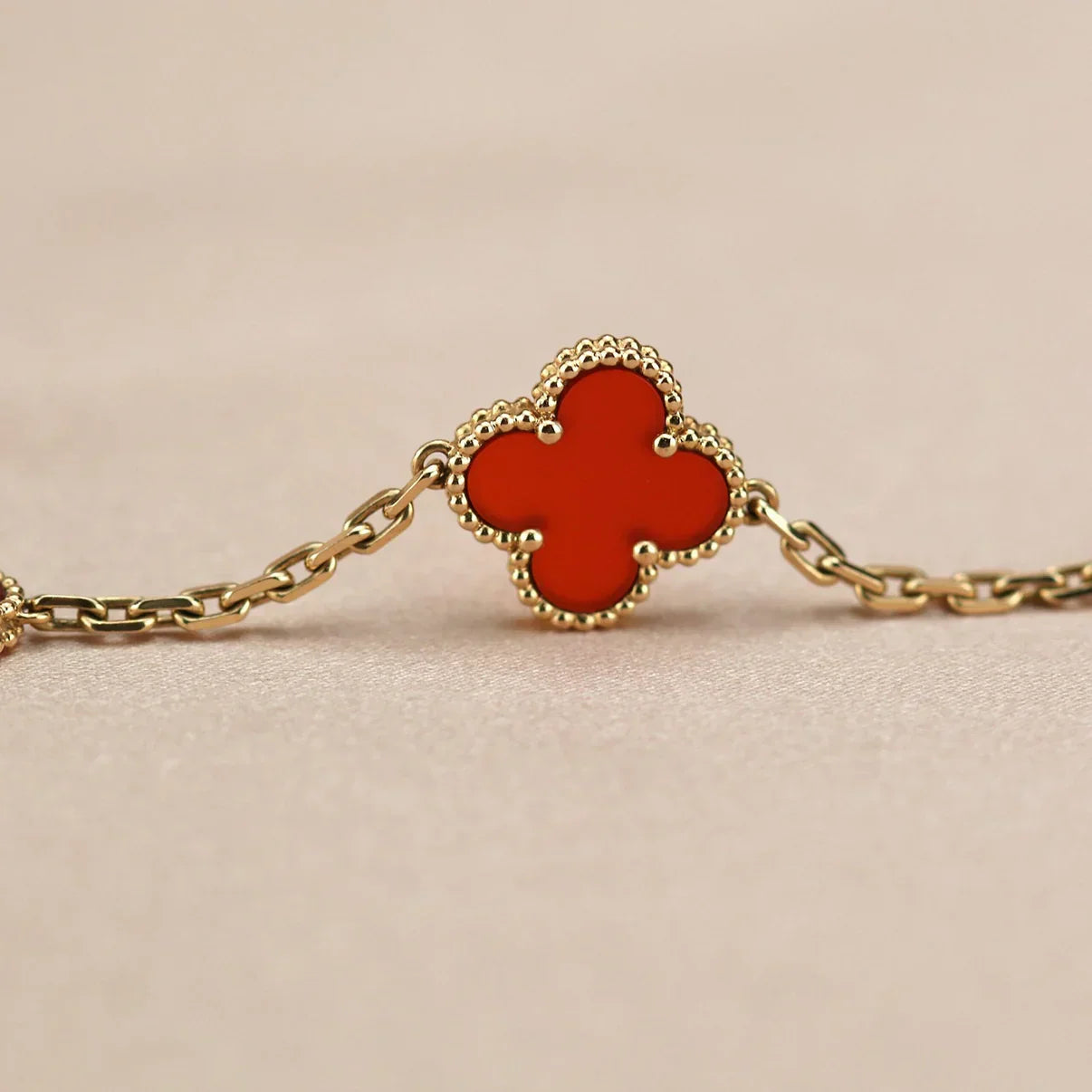 [Aura ]Neue Kollektion CLOVER 5 MOTIF ROTER CORNELIAN-ARMBÄNDER