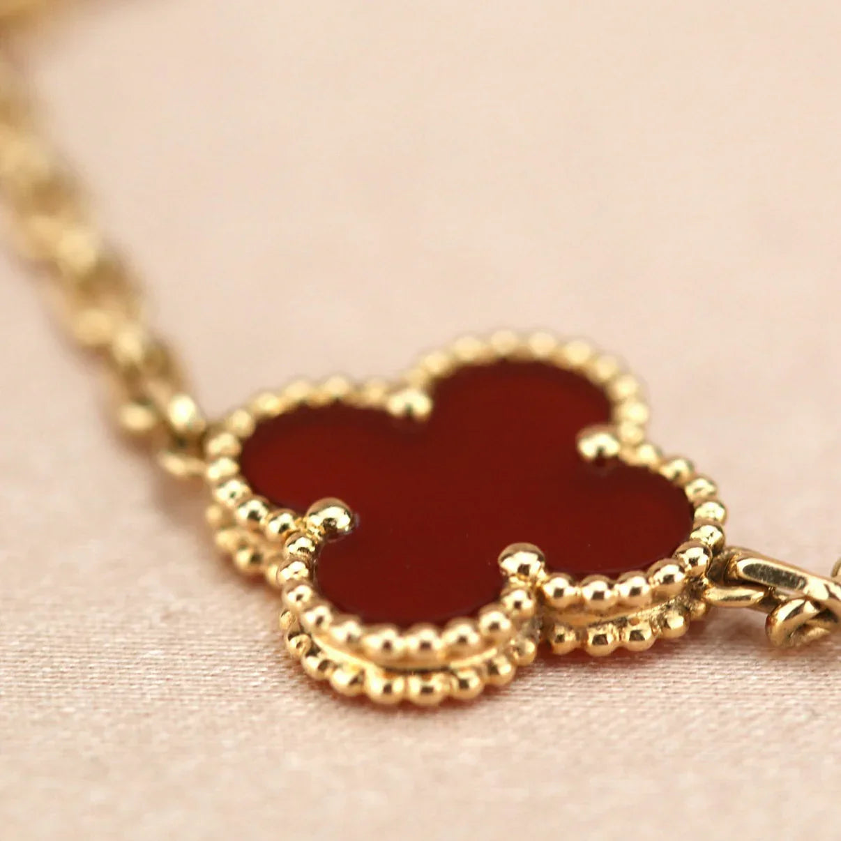 [Aura ]Neue Kollektion CLOVER 5 MOTIF ROTER CORNELIAN-ARMBÄNDER