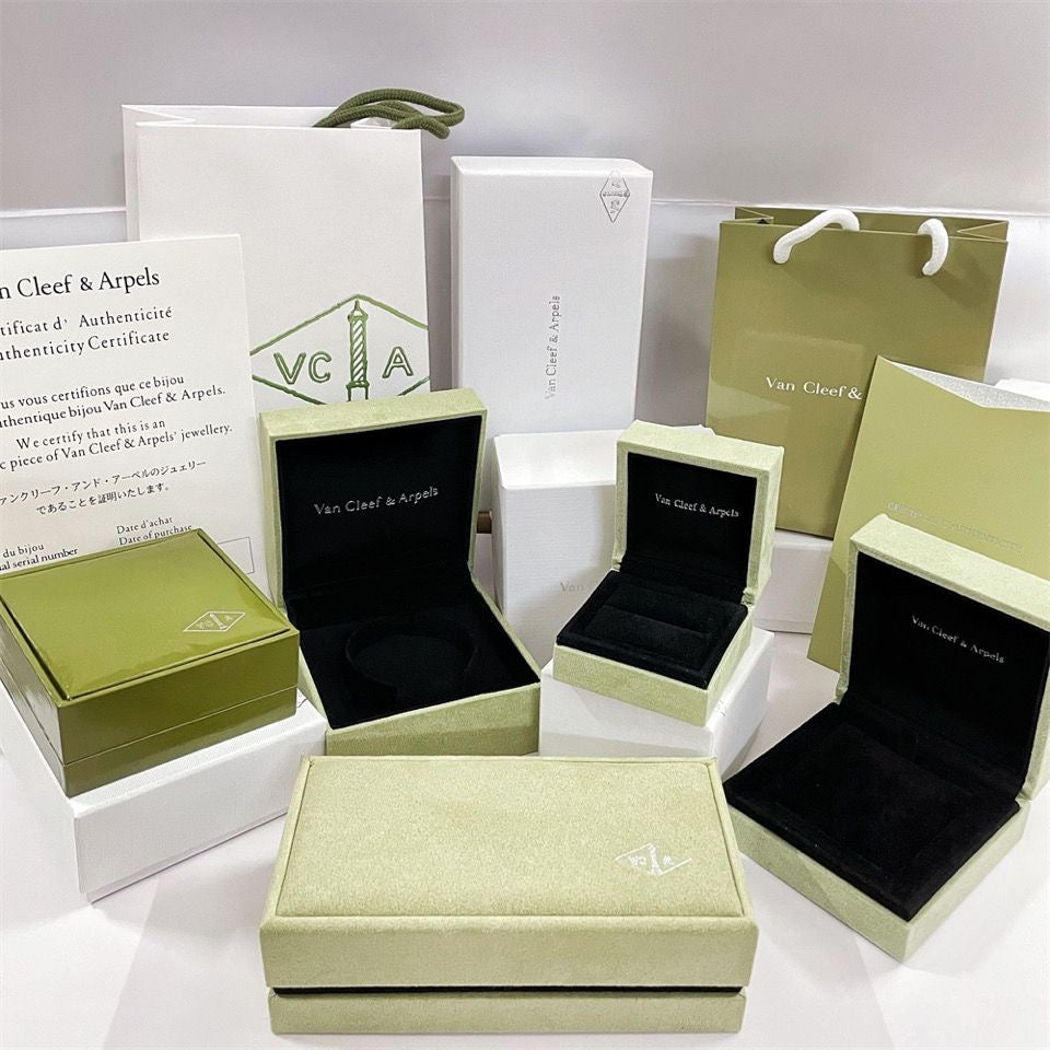 Aura VA CLOVER BRACELET NECKLACE RING BOX GIFT BAG