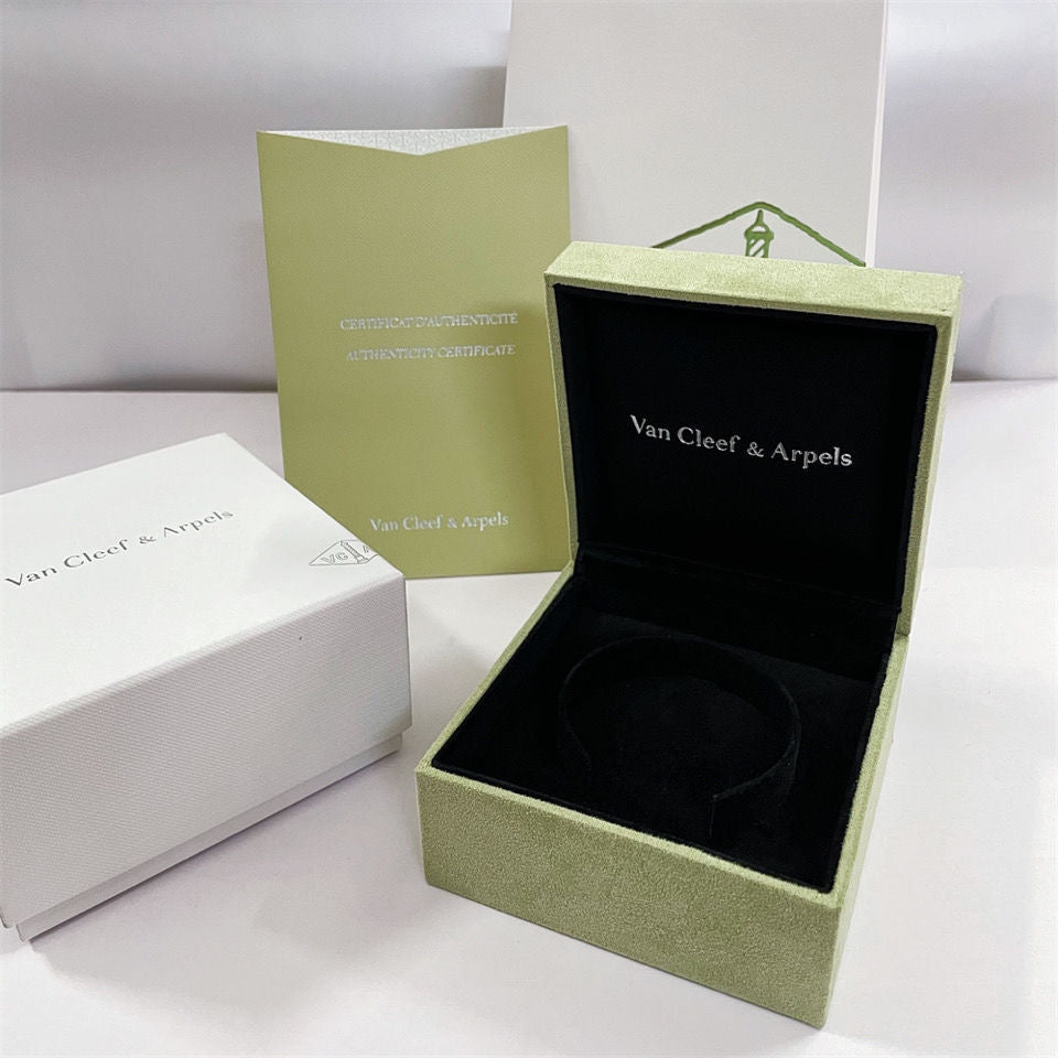 Aura VA CLOVER BRACELET NECKLACE RING BOX GIFT BAG