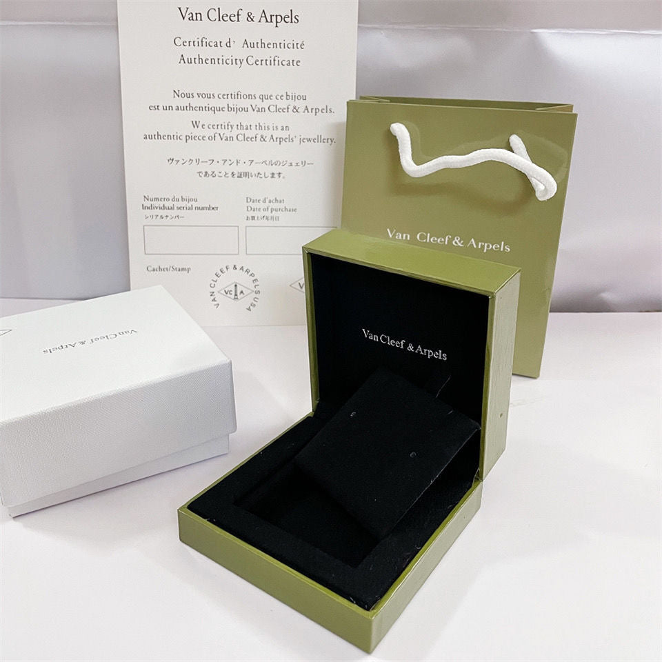 Aura VA CLOVER BRACELET NECKLACE RING BOX GIFT BAG