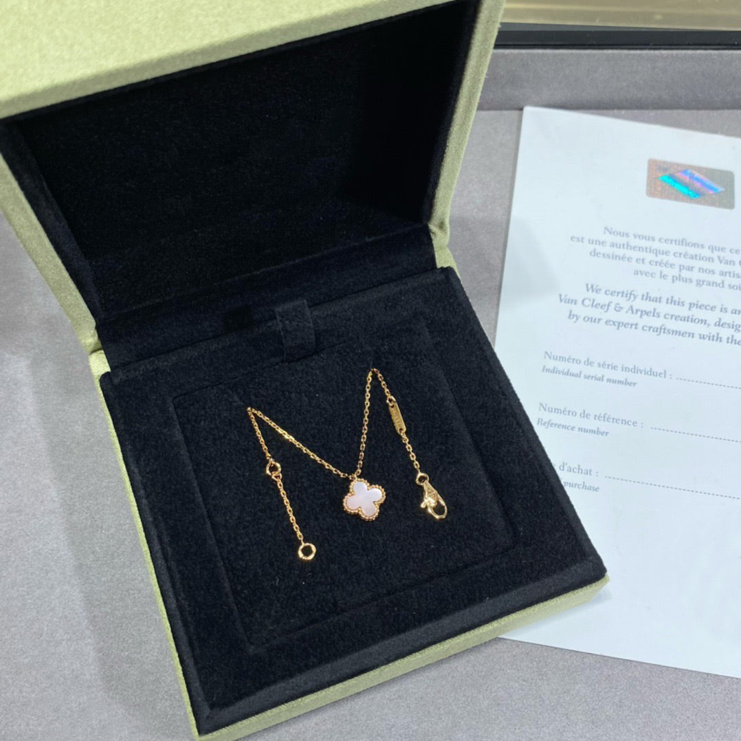 Aura CLOVER 15MM PINK MOTHER-OF-PEARL SINGLE FLOWER NECKLACE