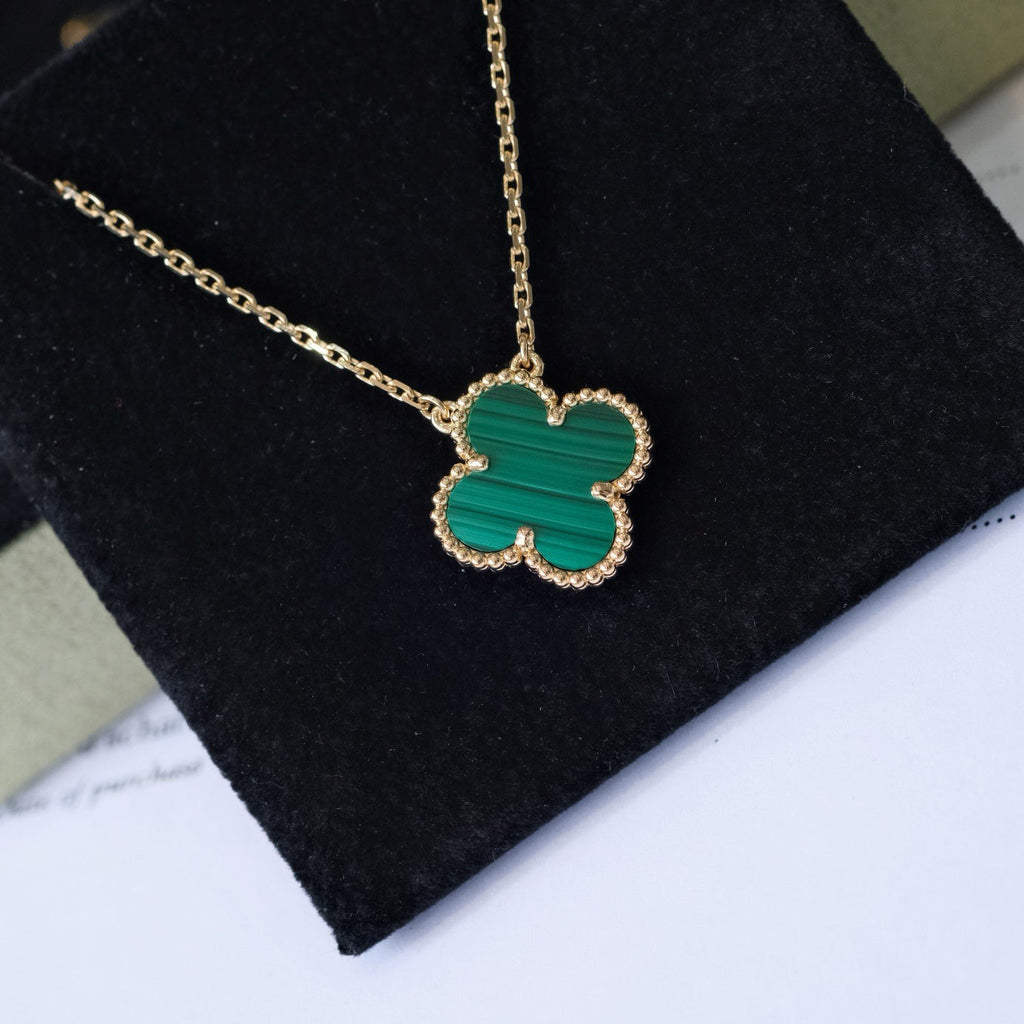 Aura CLOVER 15MM MALACHIT EINZELBLUMEN-HALSKEТТЕ