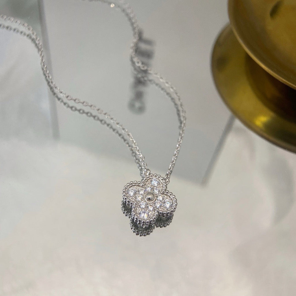 Aura CLOVER 15MM DIAMOND SINGLE FLOWER NECKLACE