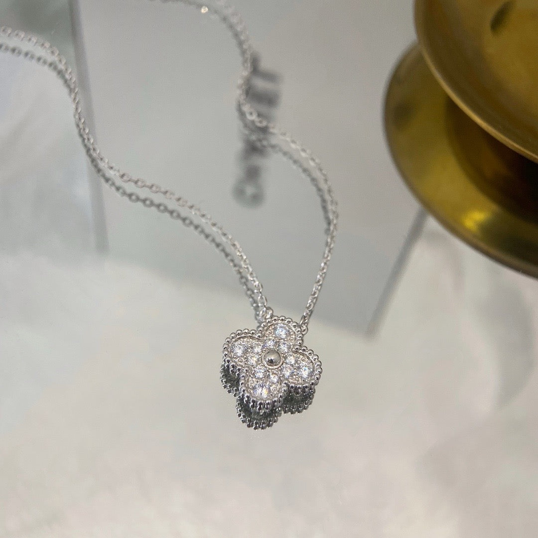 Aura CLOVER 15MM DIAMOND SINGLE FLOWER NECKLACE