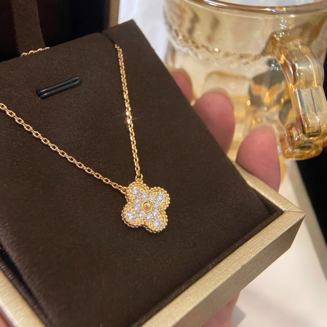 Aura CLOVER 15MM DIAMOND SINGLE FLOWER NECKLACE