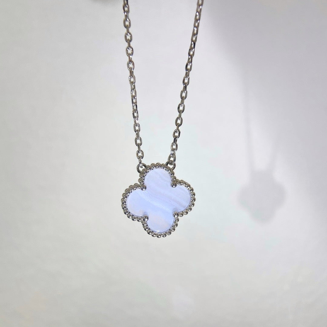 Aura CLOVER 15MM BLAUER CHALCEDON HALSKETTE SILBER