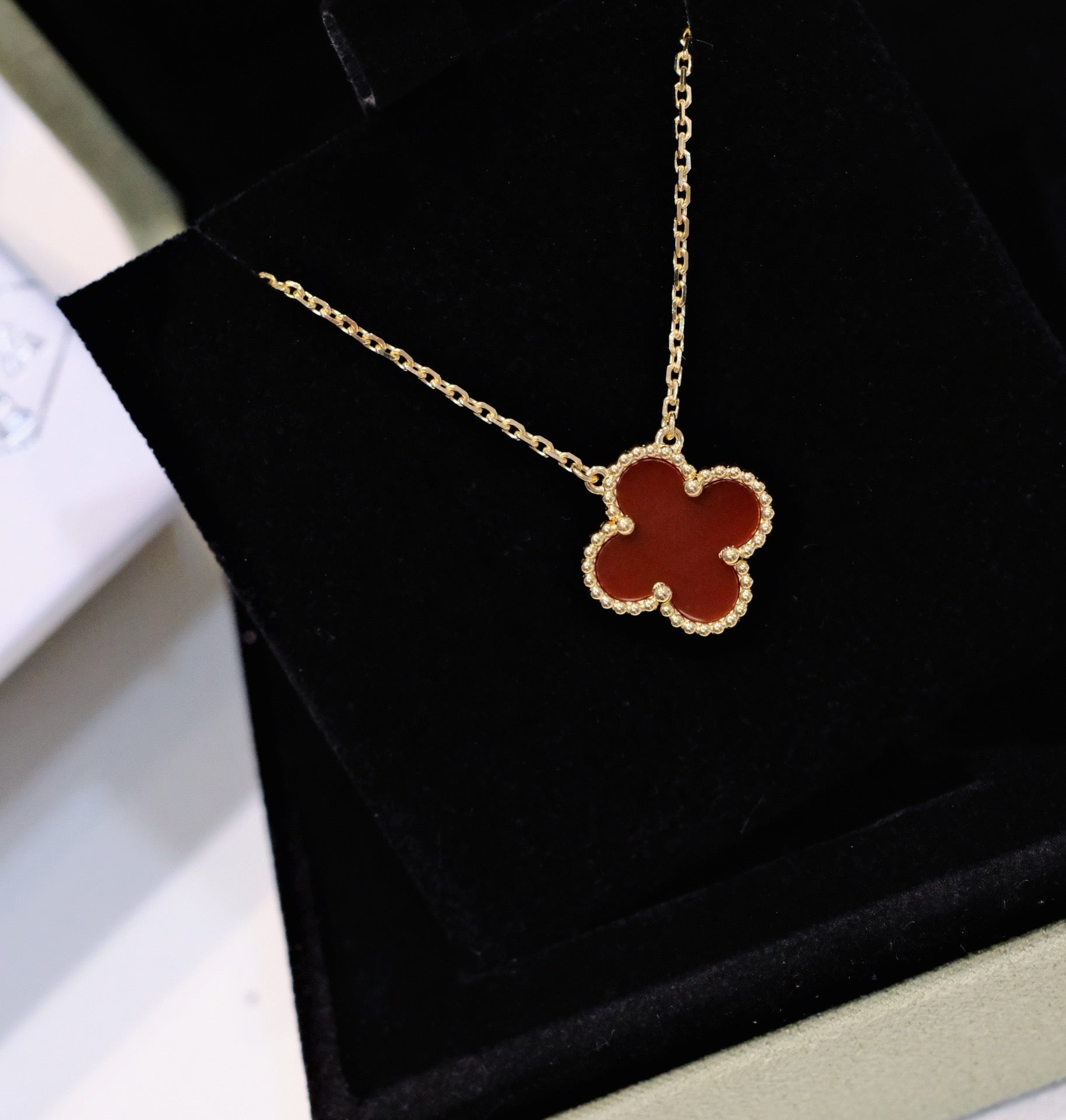 Aura CLOVER 15MM CARNELIAN SINGLE FLOWER NECKLACE