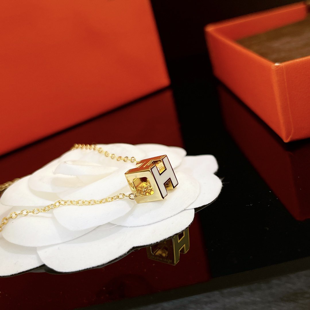 Aura H WHITE SQUARE GOLD NECKLACE