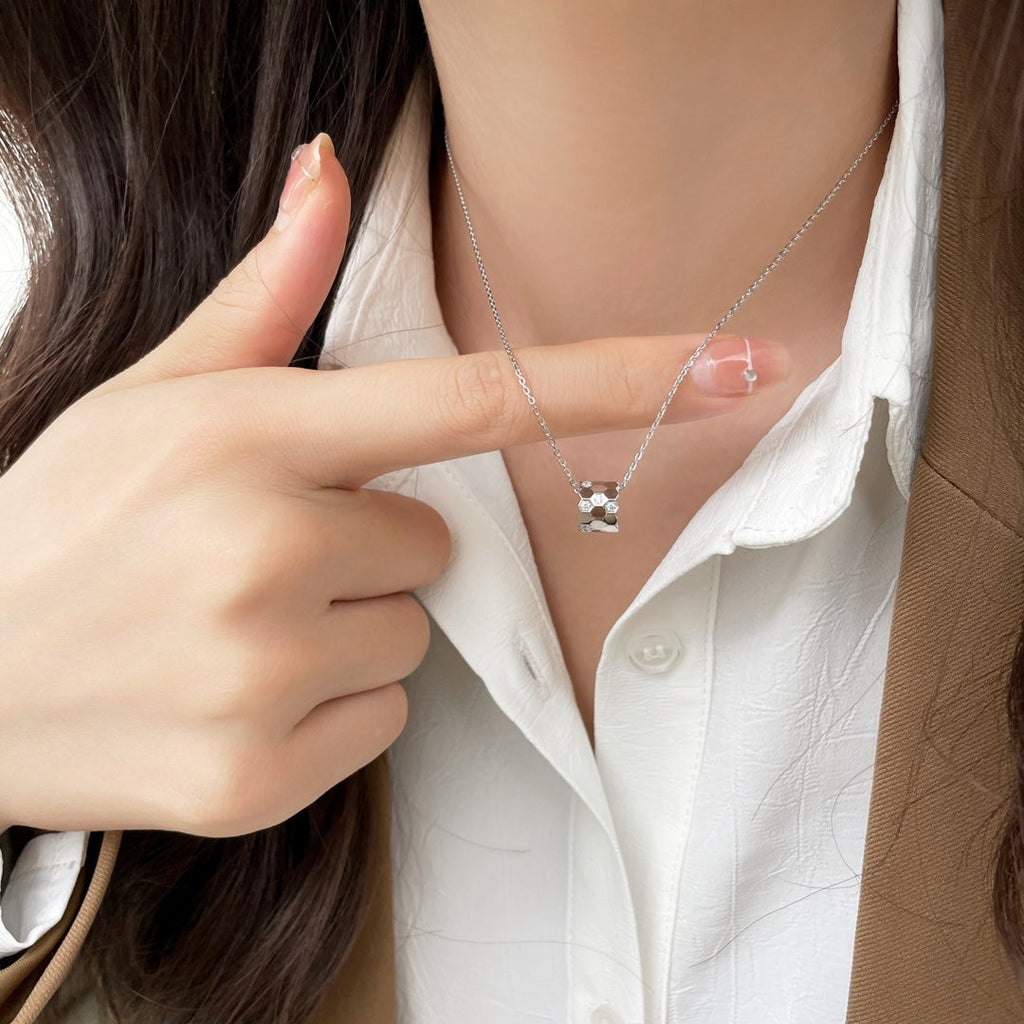 Aura BEE MINI PEDANT DIAMOND NECKLACE