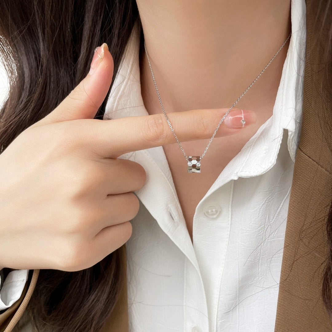 Aura BEE MINI PEDANT DIAMOND NECKLACE
