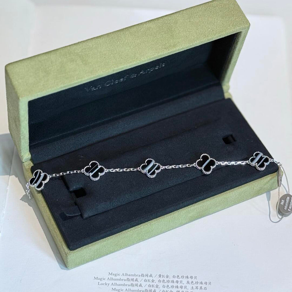 Aura CLOVER 5 MOTIV GEÄDERTER ONYX-ARMBAND SILBER