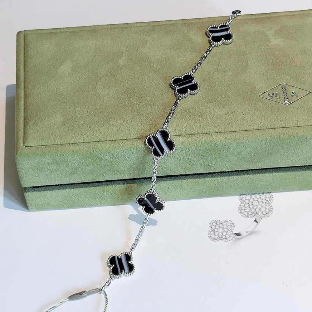 Aura CLOVER 5 MOTIV GEÄDERTER ONYX-ARMBAND SILBER