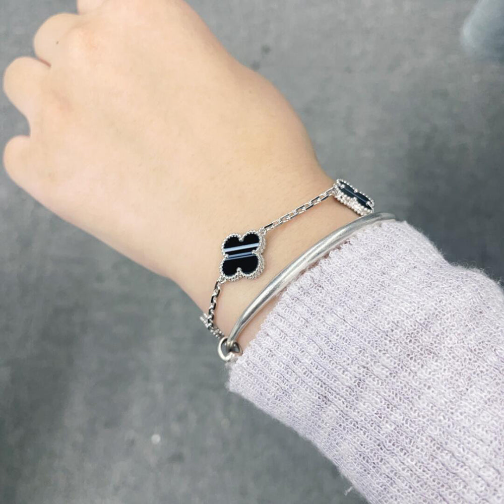 Aura CLOVER 5 MOTIV GEÄDERTER ONYX-ARMBAND SILBER