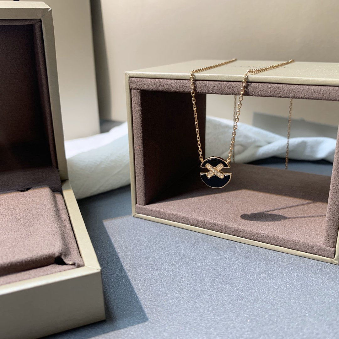 Aura JEUX DE PINK GOLD DIAMOND NECKLACE