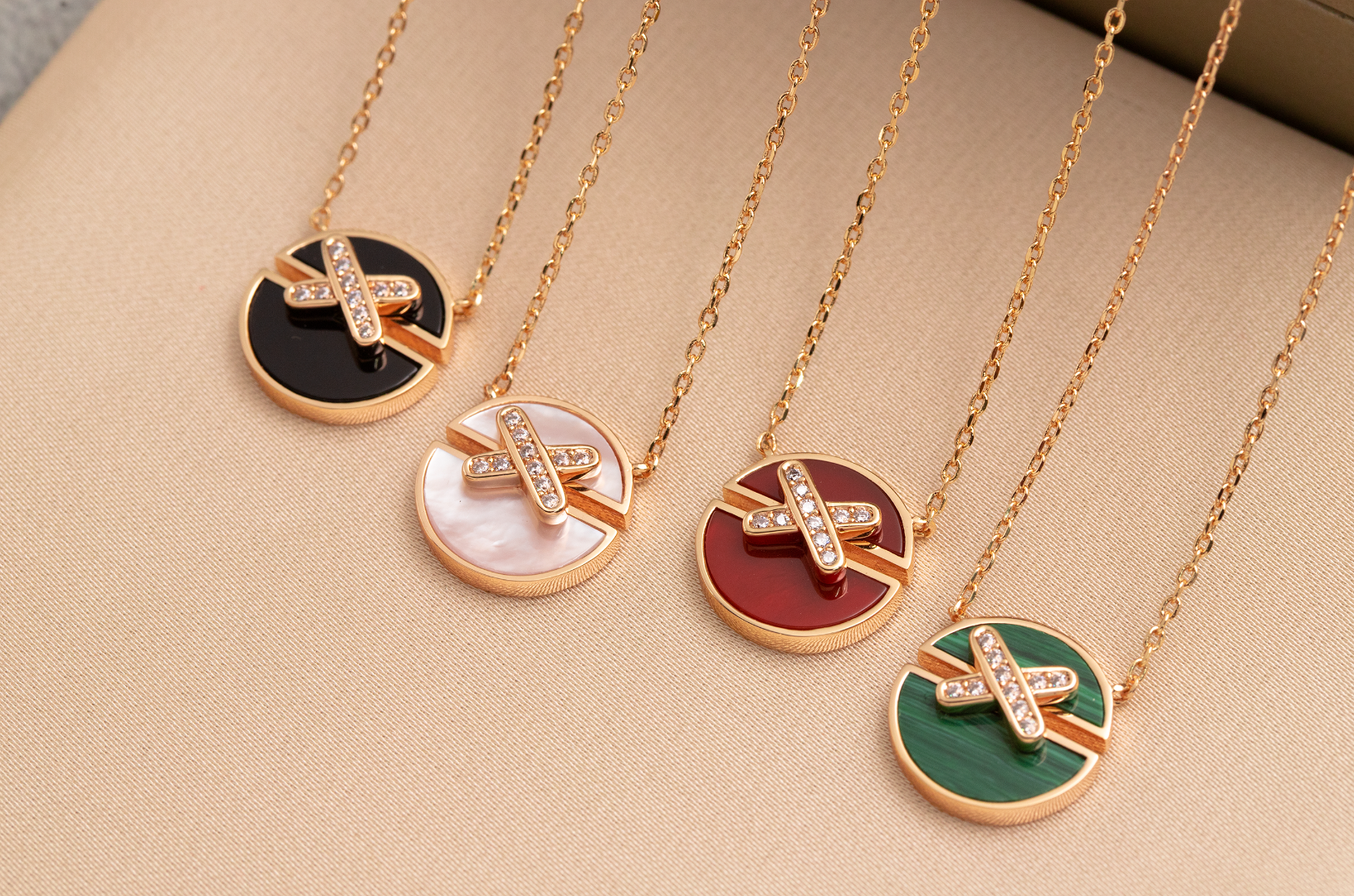 Aura JEUX DE PINK GOLD DIAMOND NECKLACE