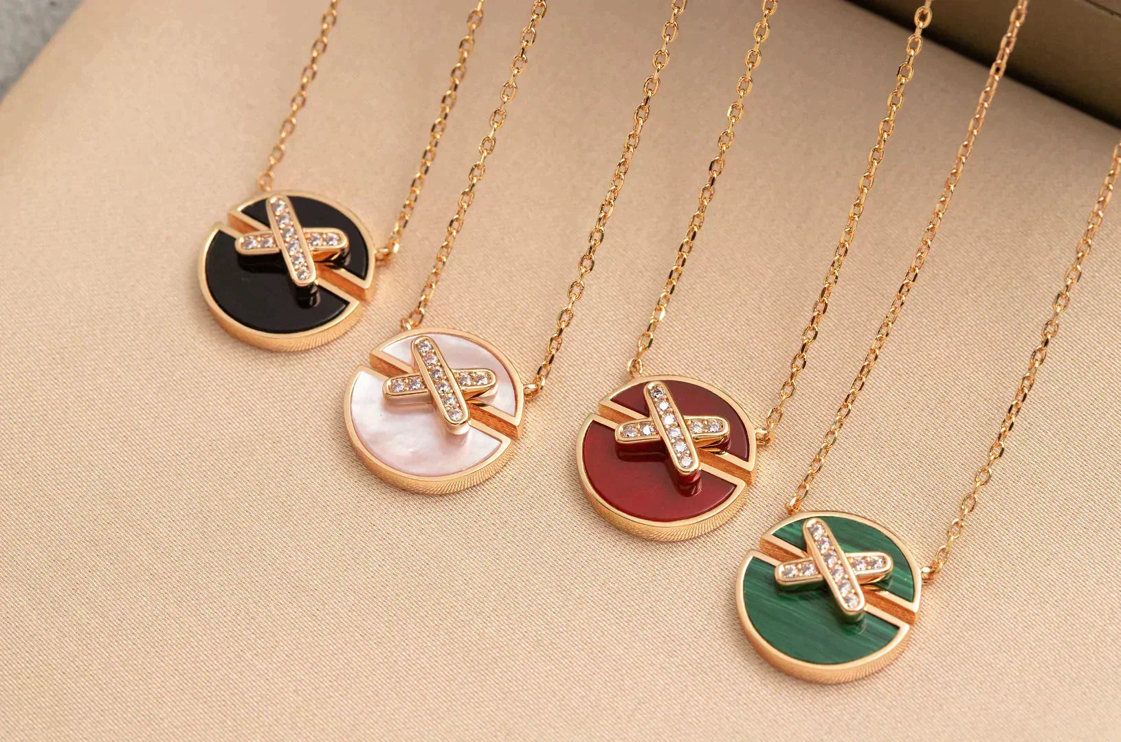 Aura JEUX DE ROSE GOLD DIAMOND NECKLACE