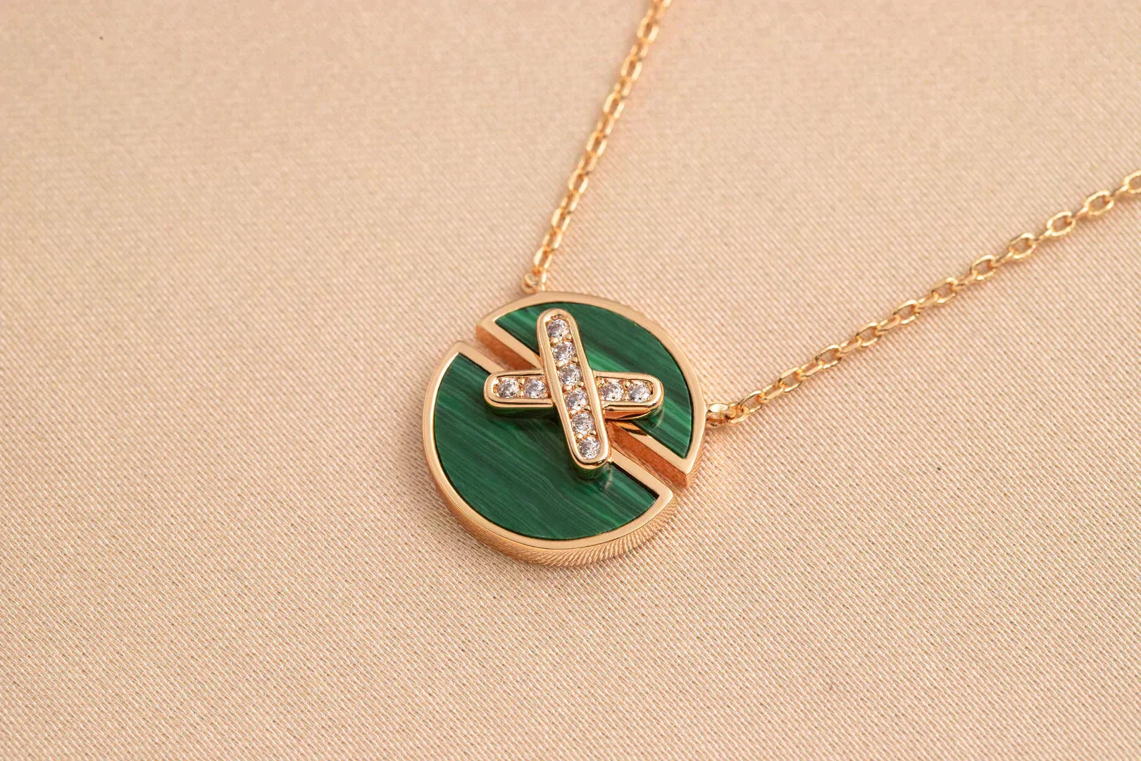 Aura JEUX DE ROSE GOLD DIAMOND NECKLACE