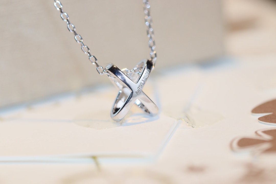 Aura JEUX DE DIAMOND NECKLACE