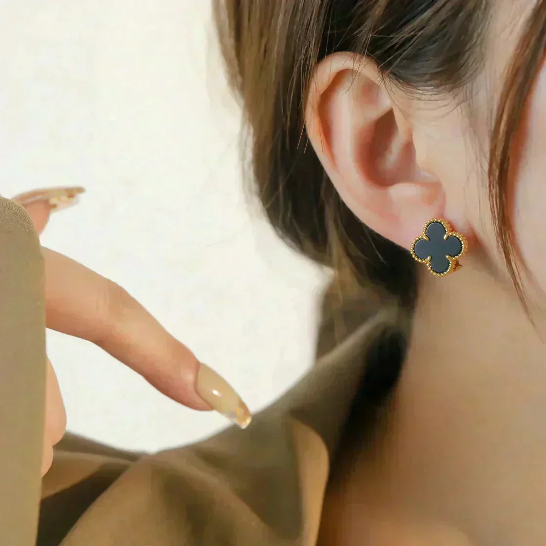 Aura CLOVER MEDIUM 1 MOTIFS  ONYX STUD EARRINGS