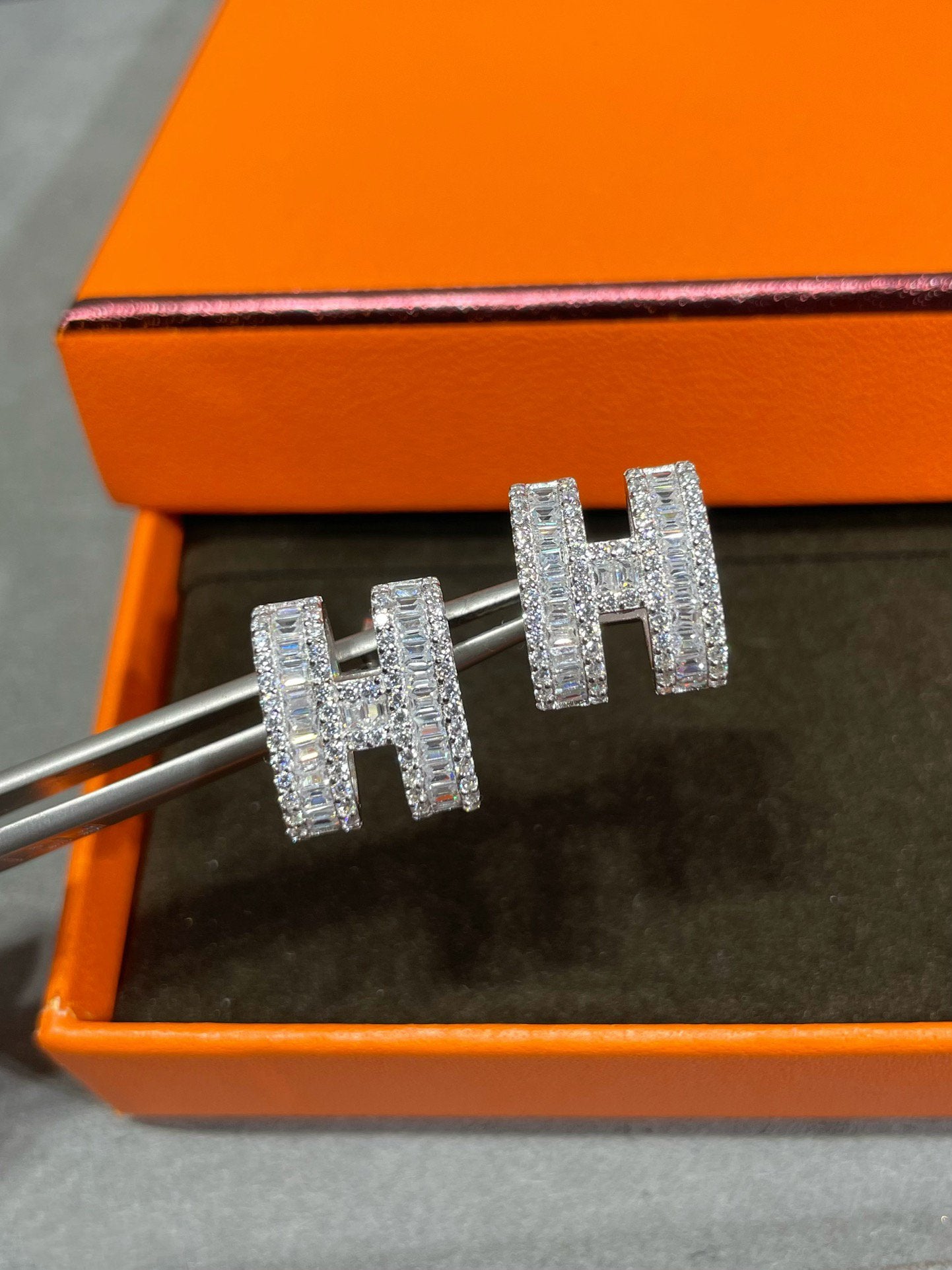 Aura H STUD EARRINGS WITH SILVER DIAMONDS