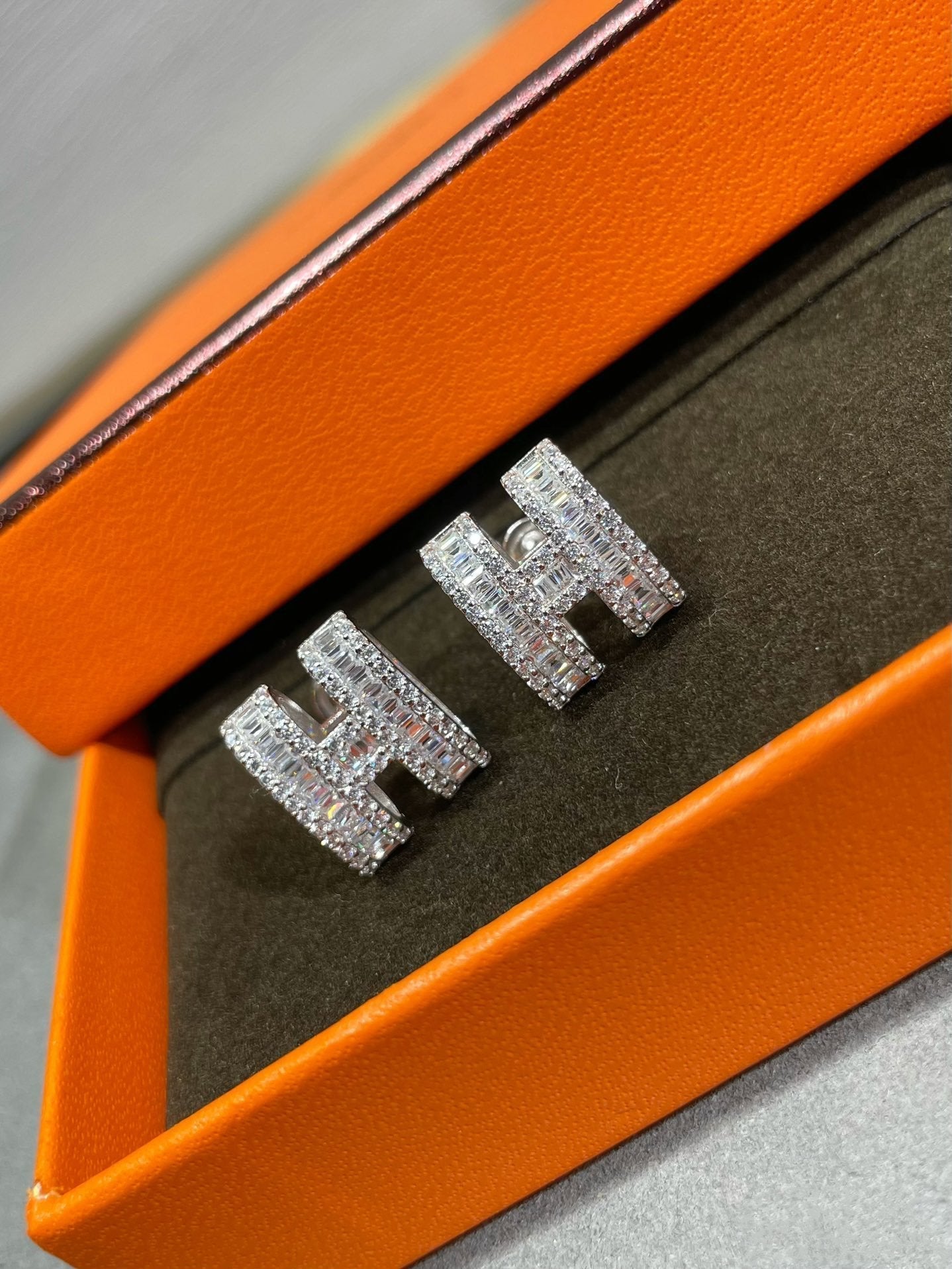 Aura H STUD EARRINGS WITH SILVER DIAMONDS