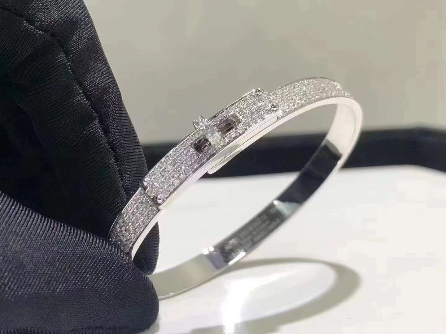 Aura HM KELLY ARMBAND IN SILBER MIT VOLLSTÄNDIGEM PAVE-DIAMANTEN