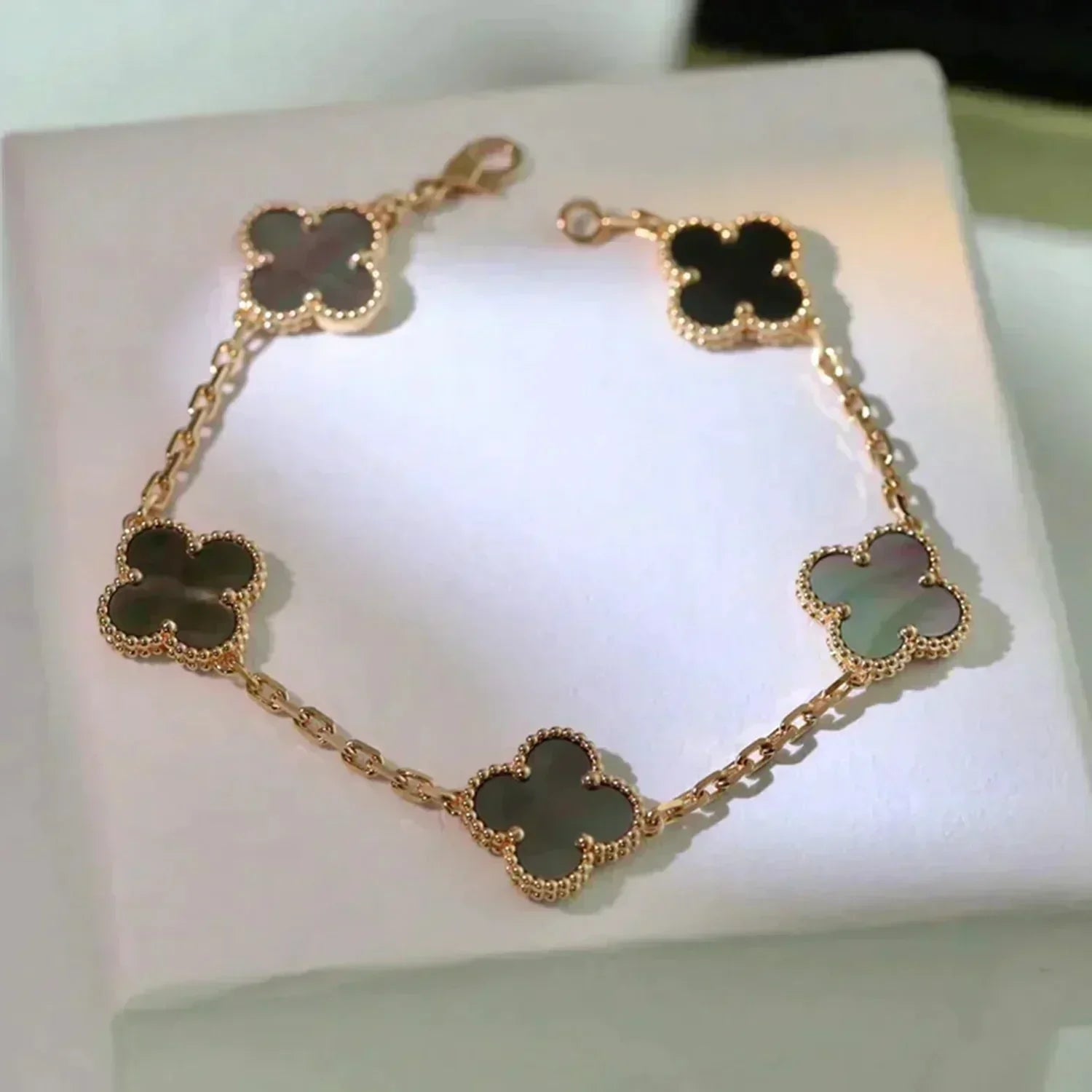 [Aura ]New CLOVER 5 MOTIF GRAY MOP BRACELET COLLECTION