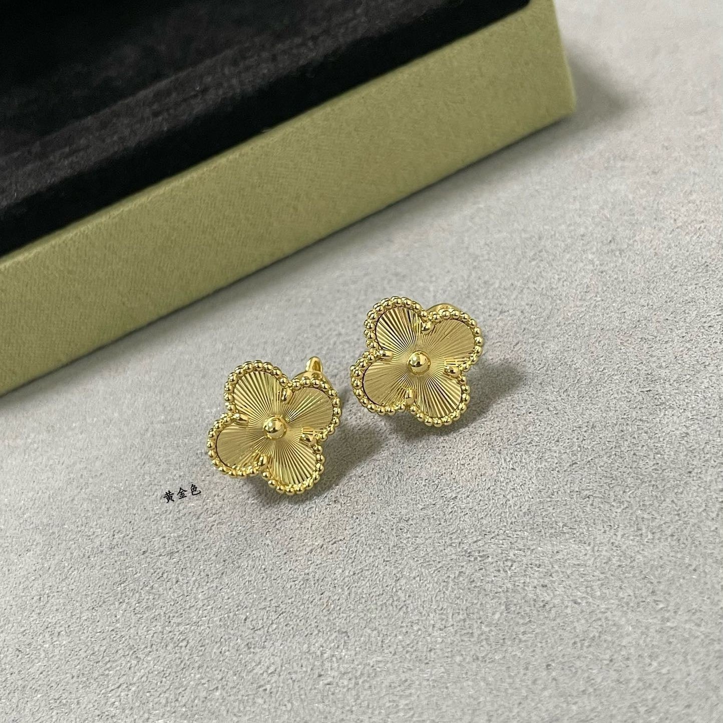 Aura CLOVER MEDIUM STUD EARRINGS