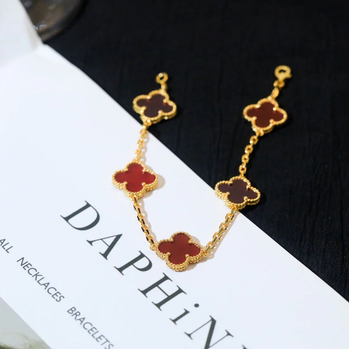 [Aura ]Neue Kollektion CLOVER 5 MOTIF ROTER CORNELIAN-ARMBÄNDER