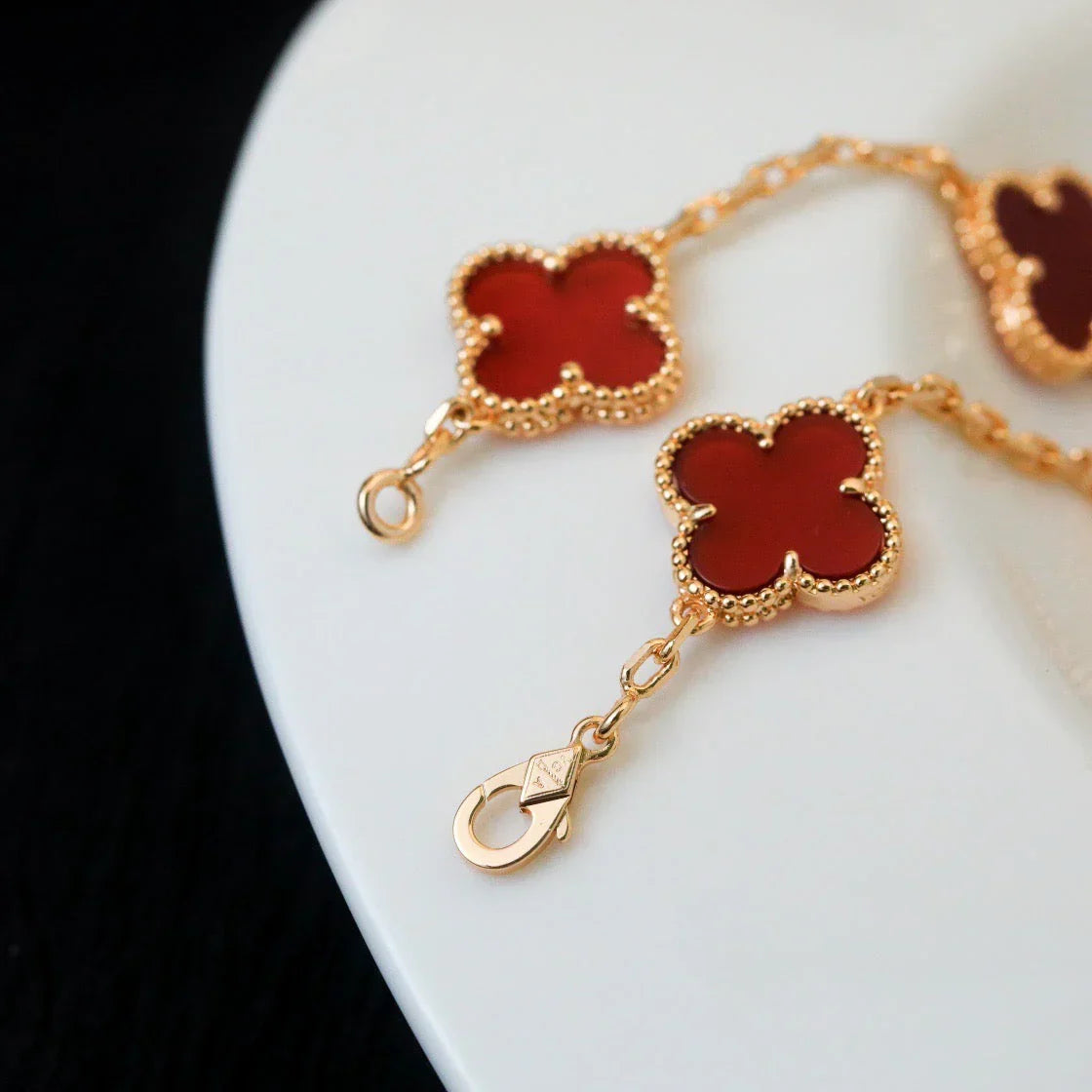 [Aura ]Neue Kollektion CLOVER 5 MOTIF ROTER CORNELIAN-ARMBÄNDER