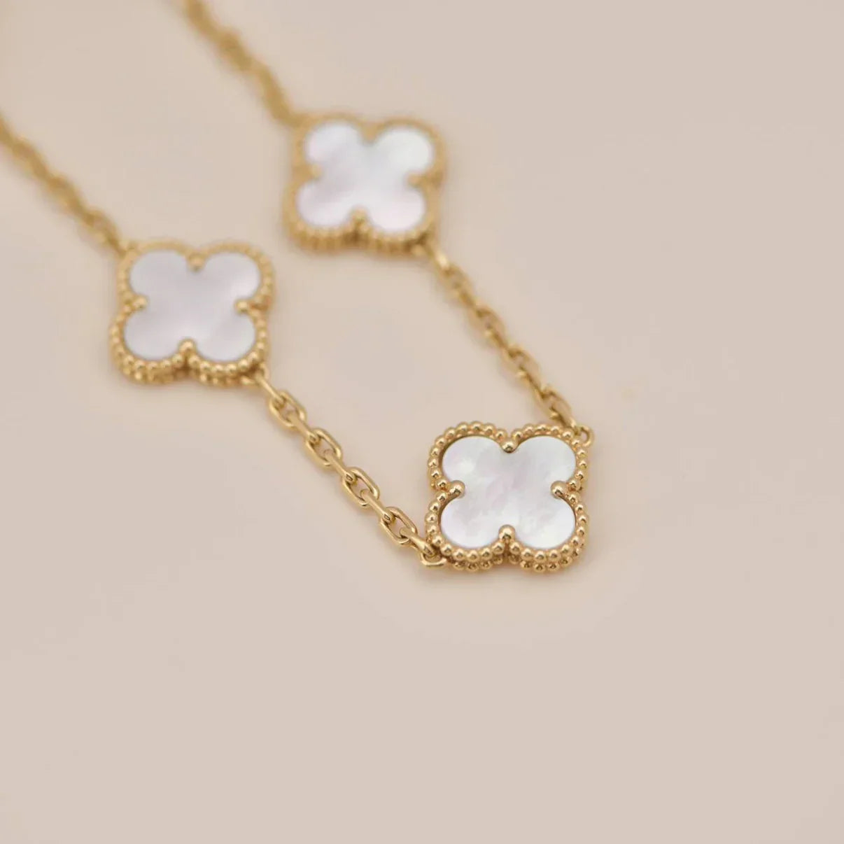 [Aura ]Neue CLOVER WHITE PEARL MOP 5 MOTIV ARMBAND-KOLLEKTION