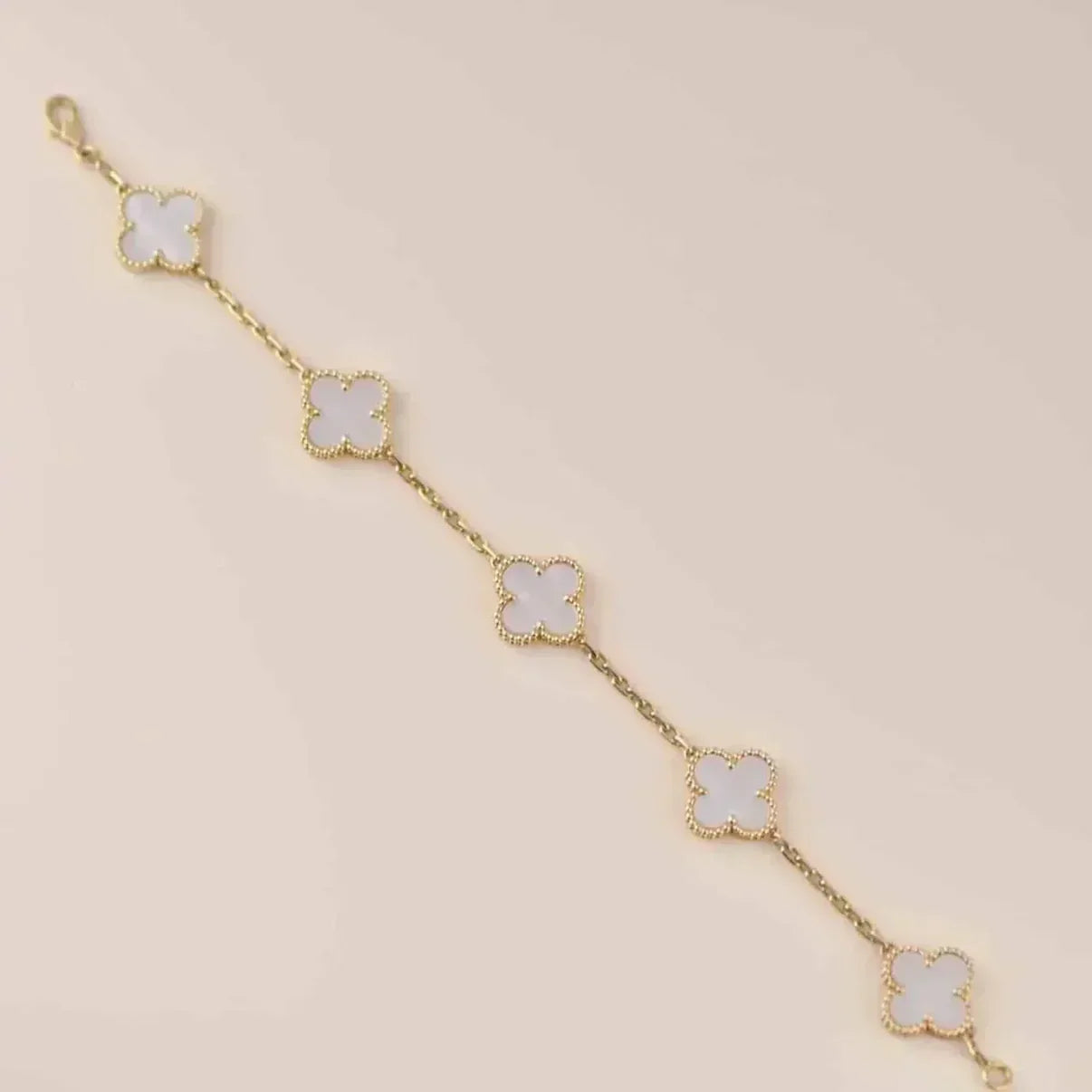 [Aura ]Neue CLOVER WHITE PEARL MOP 5 MOTIV ARMBAND-KOLLEKTION