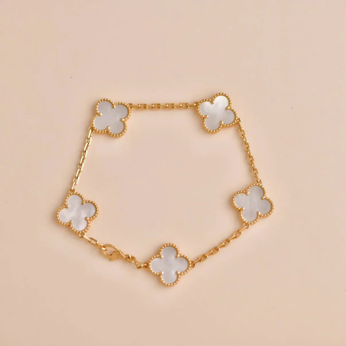 [Aura ]Neue CLOVER WHITE PEARL MOP 5 MOTIV ARMBAND-KOLLEKTION