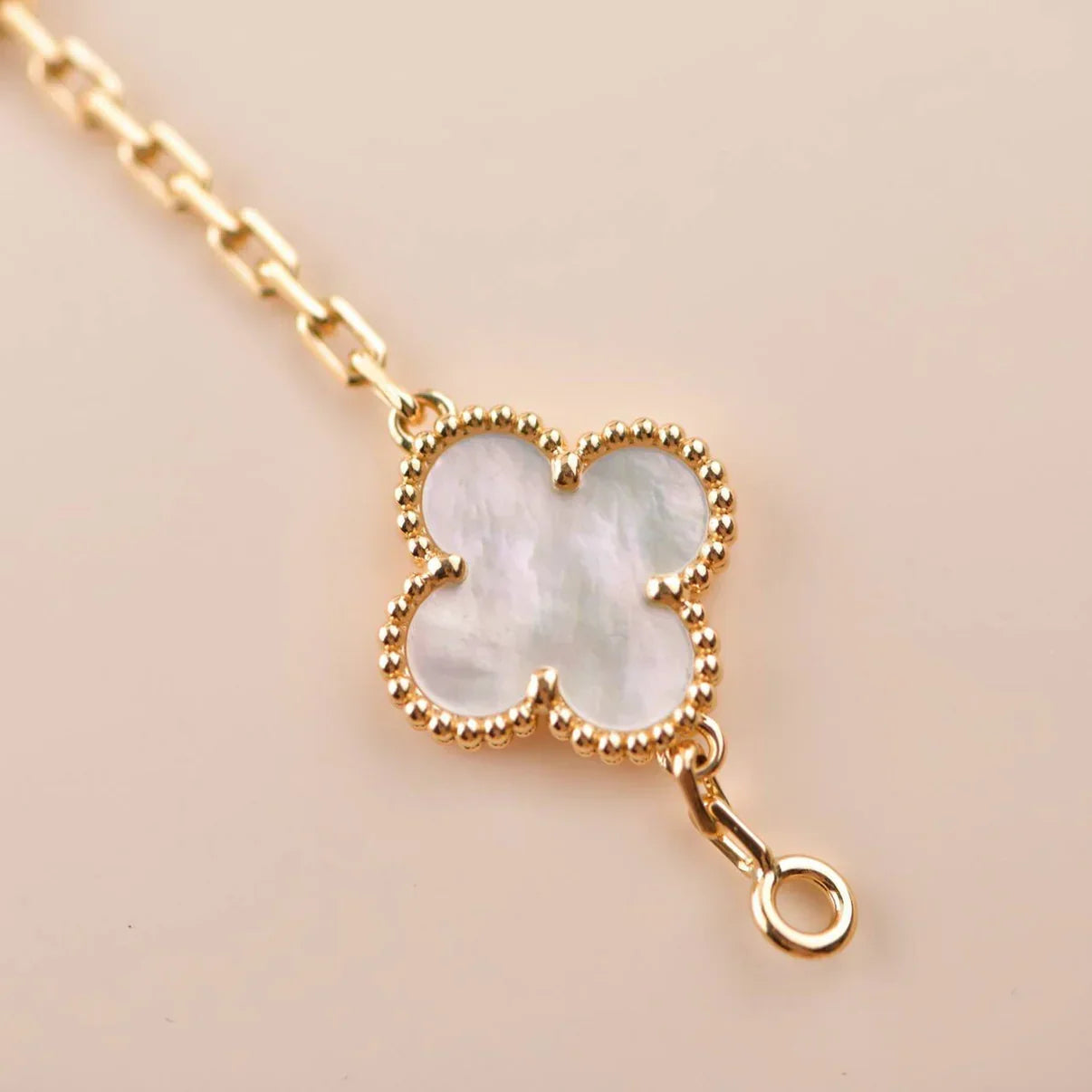 [Aura ]Neue CLOVER WHITE PEARL MOP 5 MOTIV ARMBAND-KOLLEKTION