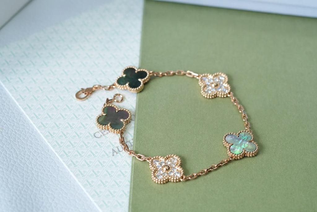 [Aura ]New CLOVER 5 MOTIF GRAY MOP BRACELET COLLECTION
