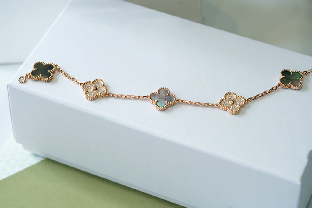 [Aura ]New CLOVER 5 MOTIF GRAY MOP BRACELET COLLECTION