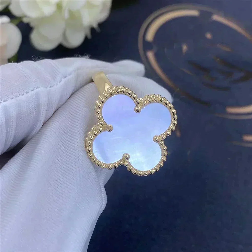 Aura CLOVER WHITE MOP RING