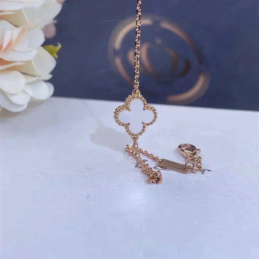 Aura CLOVER WHITE MOP SINGLE FLOWER BRACELET