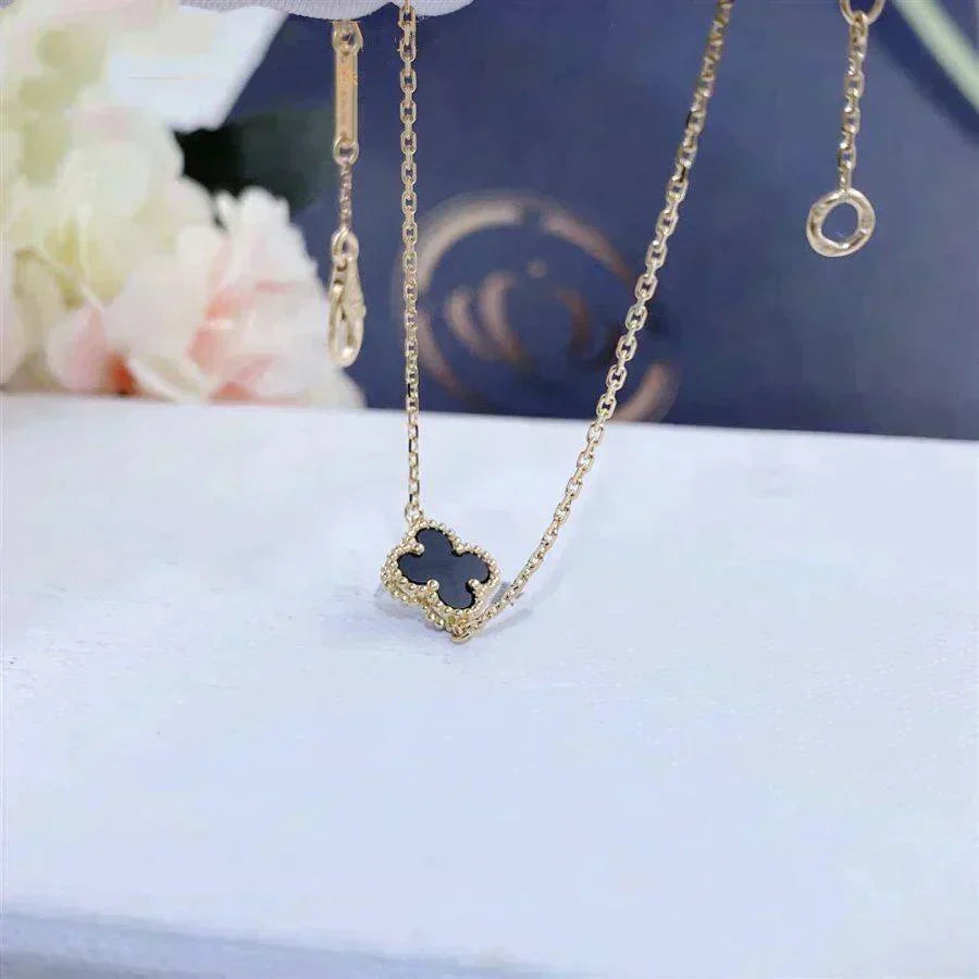 Aura CLOVER ONYX SINGLE FLOWER BRACELET