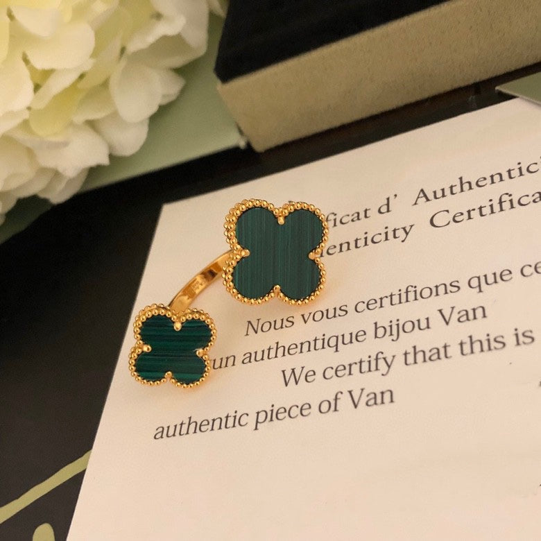 Aura CLOVER ZWISCHEN DEN FINGERN RING
