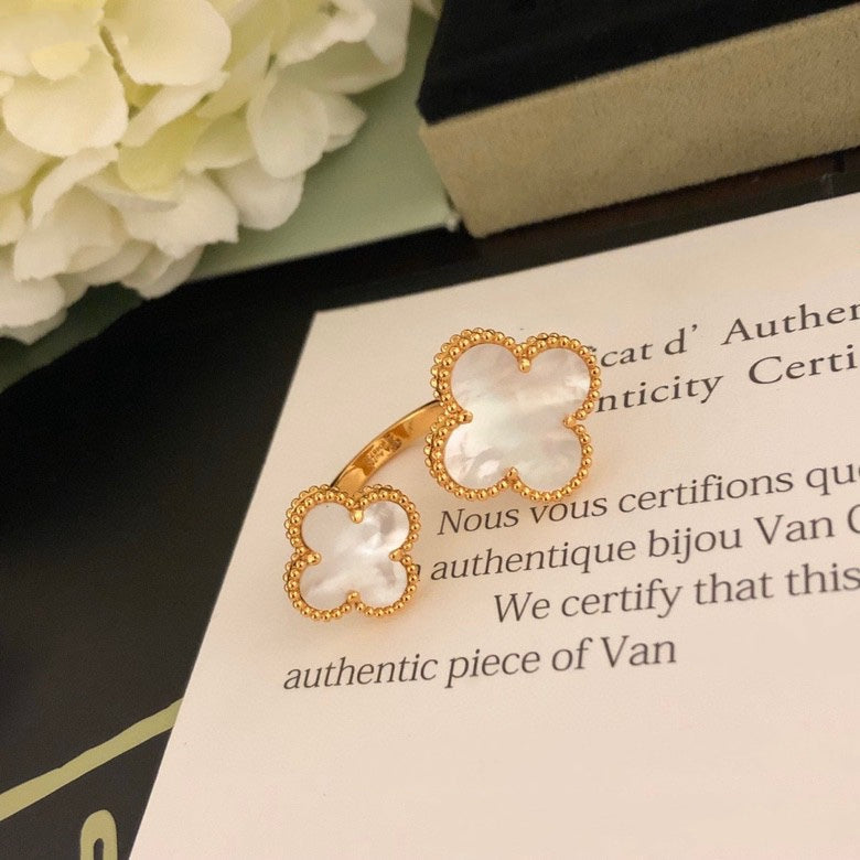 Aura CLOVER ZWISCHEN DEN FINGERN RING