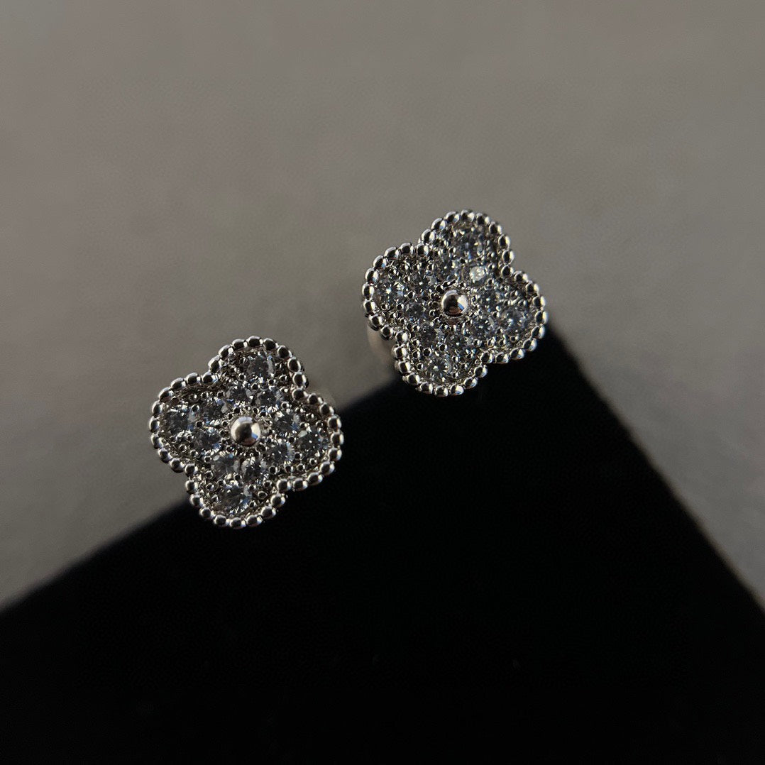 Aura CLOVER MINI DIAMOND STUD EARRINGS