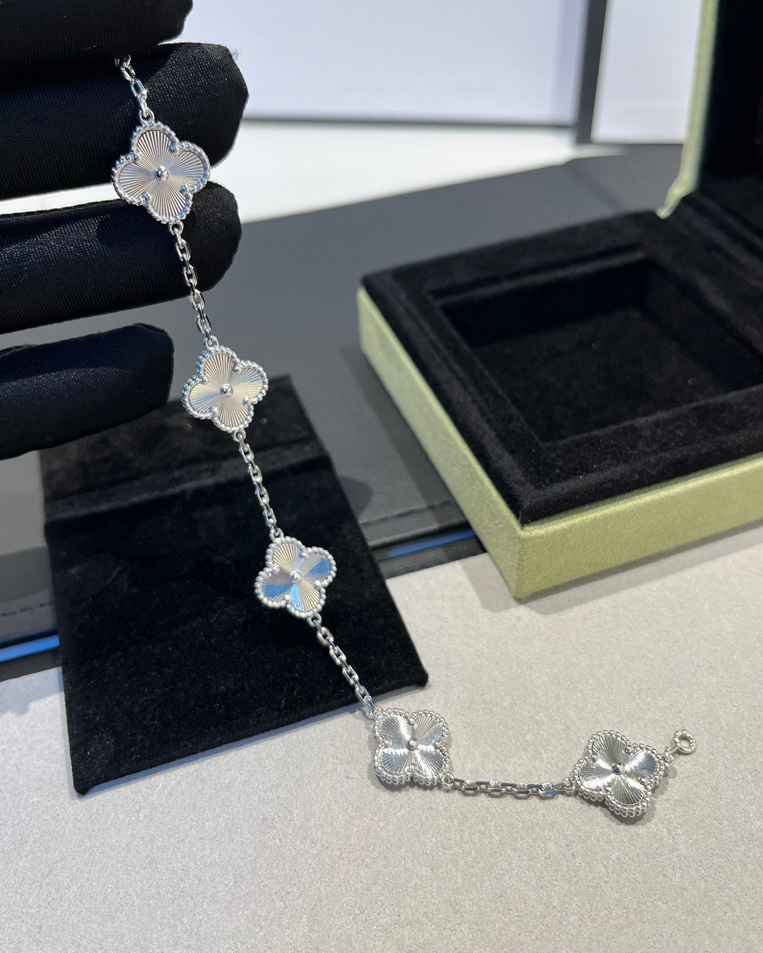 [Aura ]New  CLOVER 5 MOTIF LASER BRACELET COLLECTION