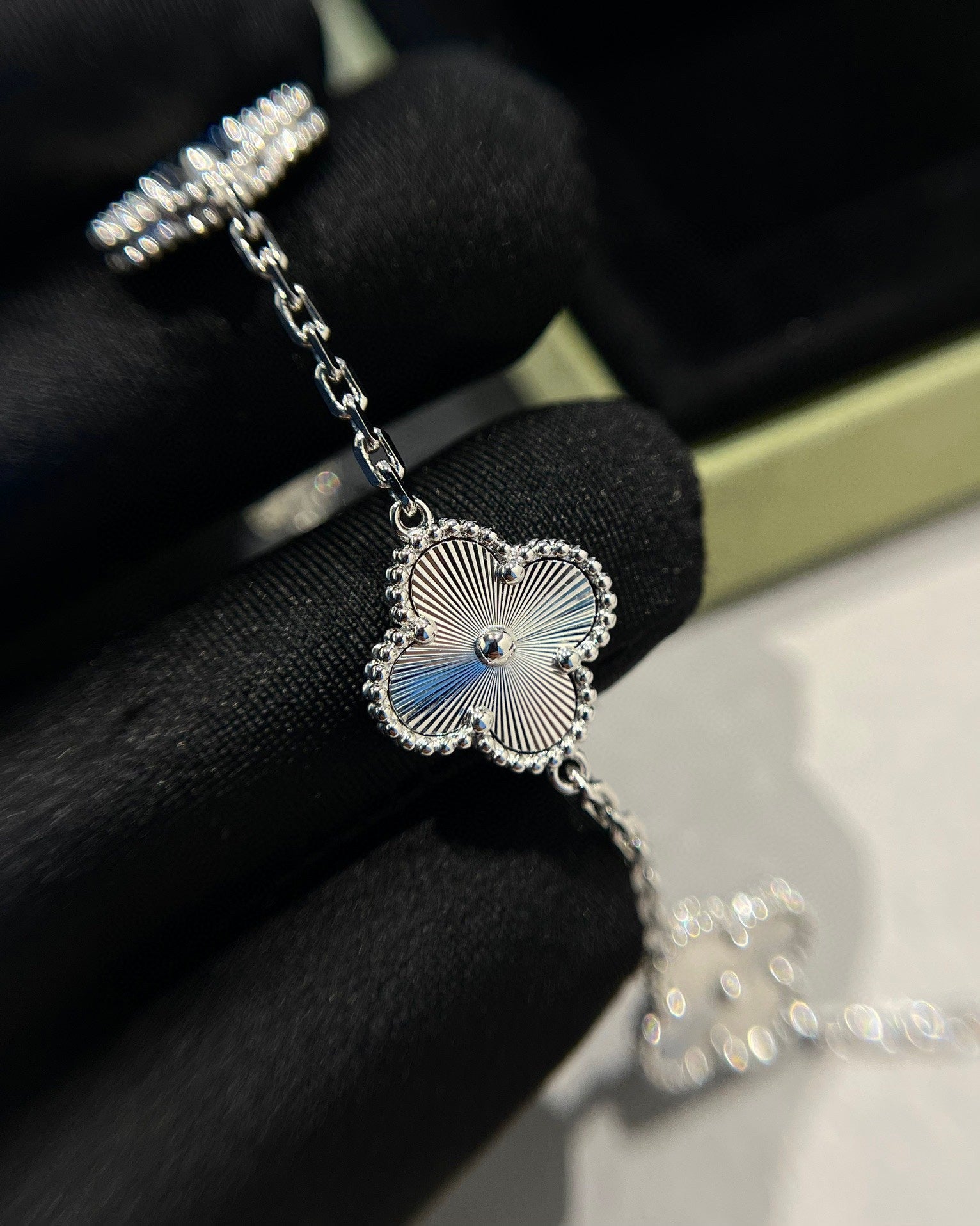 [Aura ]New  CLOVER 5 MOTIF LASER BRACELET COLLECTION