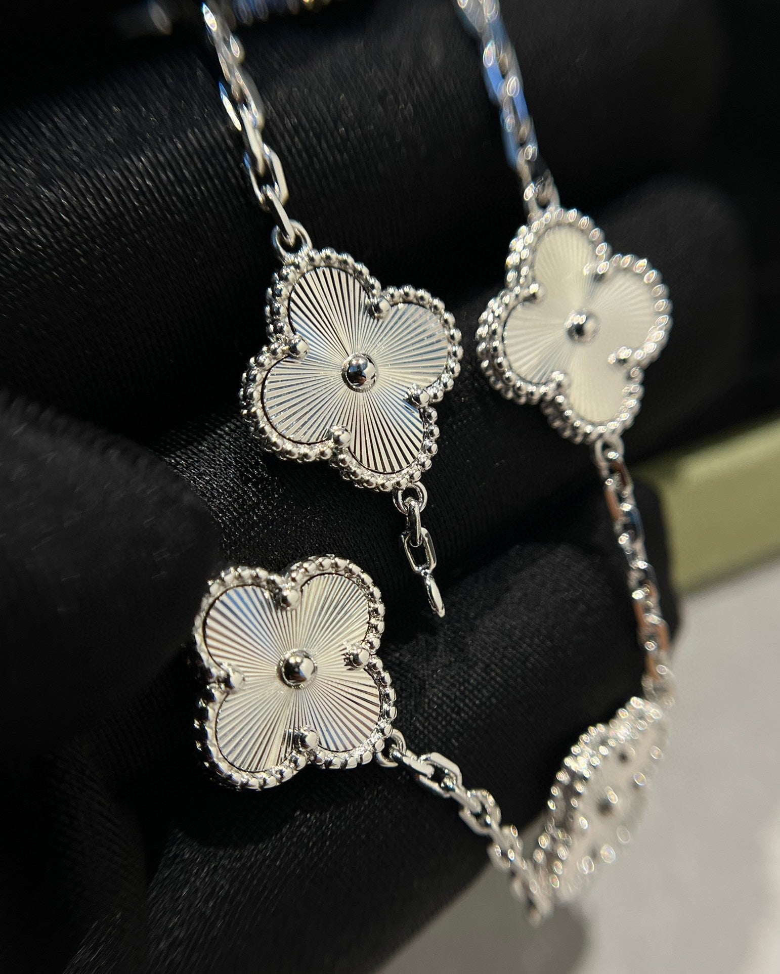 [Aura ]New  CLOVER 5 MOTIF LASER BRACELET COLLECTION