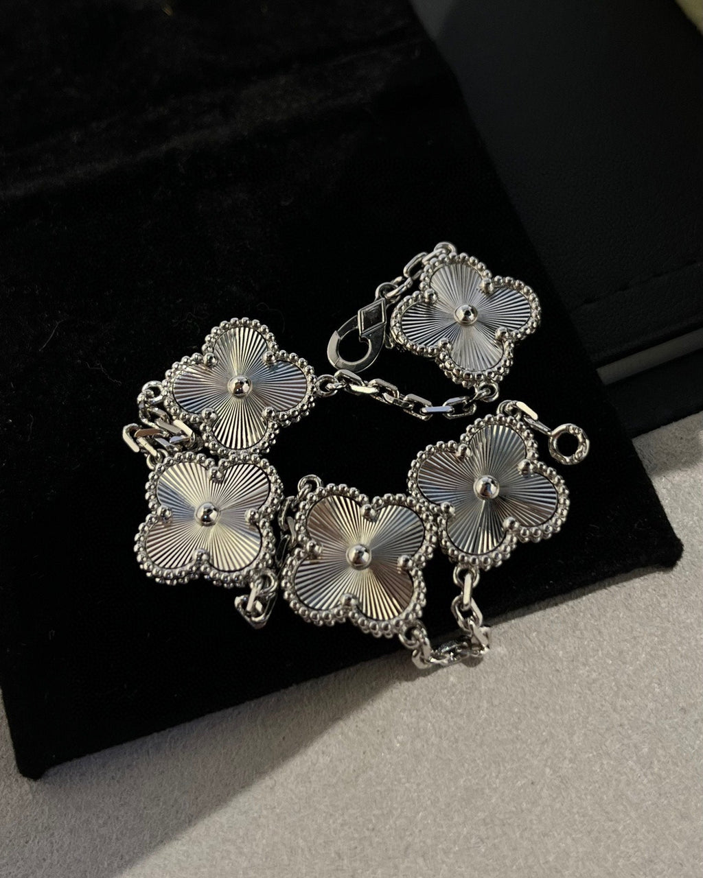 [Aura ]New  CLOVER 5 MOTIF LASER BRACELET COLLECTION