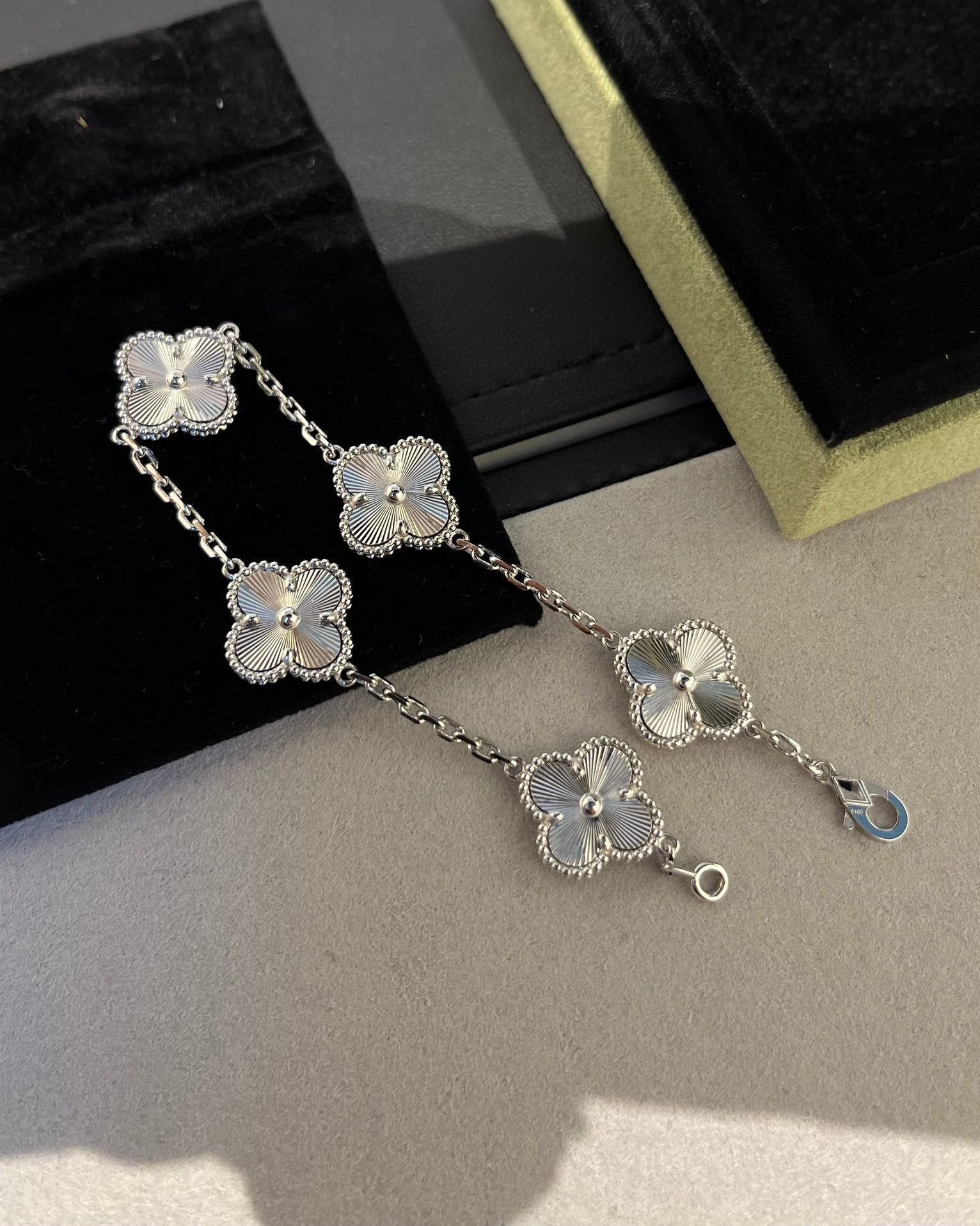 [Aura ]New  CLOVER 5 MOTIF LASER BRACELET COLLECTION
